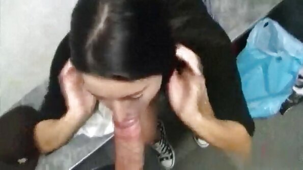Сладката брюнетка Лана Рой обожава suski porno да бъде прецакана в задника